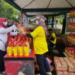 Warga Bangkalan saat membeli minyak goreng di Area Parkir Gedung Rato Ebu, Bangkalan.