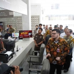 Bupati Kediri Hanindhito Himawan Pramana saat meninjau stan-stan pelayanan di Mall Pelayanan Publik (MPP). (Ist)