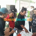 Didik Prasetio (tiga dari kiri) saat protes ke PPK Krembung. Foto: MUSTAIN/BANGSAONLINE
