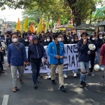 PMII Jember saat menggelar demo dan mendapat pengawalan dari petugas.