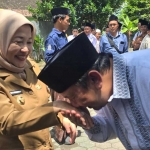 Gus Tadlo saat bersalaman dengan Wakil Bupati Malang, Latifah Shohib.