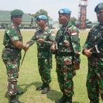 Pangdivif 2 Kostrad, Mayjen TNI Tri Yuniarto saat melepas tugas prajurit Yonif Para Raider 503 Mayangkara.