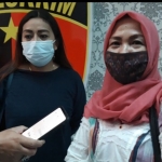 SW (berjilbab) usai melapor ke Satreskrim Polres Kediri Kota. (foto: MUJI/ BANGSAONLINE).