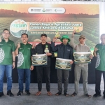 (Dari kiri) Direktur Keuangan dan Umum Petrokimia Gresik, Adityo Wibowo dan  Komut  Petrokimia Gresik, Suhardi Alius (dua dari kiri) bersama pemenang lomba kentang raksasa. FOTO: ist
