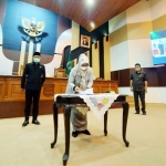 Wakil Ketua DPRD Rias Judika Prastika saat melakukan penandatanganan kesepakatan.