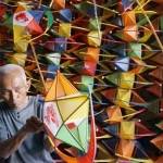 Kakek Waris menunjukkan lampion takbiran hasil karyanya di rumahnya, Kamis (18/6). foto:  ROMZA/BANGSAONLINE
