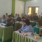 Eki Subandi (paling depan, pegang mik, menoleh ke belakang) dan rombongannya saat dialog di Institut Pesantren KH Abdul Chalim, Pacet, Mojokerto, Kamis (29/9/2022). Foto: mma/bangsaonline.com