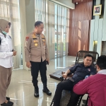 Kapolres Gresik saat menyaksikan langsung kegiatan donor darah