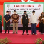 Bupati Kediri Hanindito Himawan Pramana (lima dari kiri) didampingi Ketua DPRD Dodi Purwanto (empat dari kiri) bersama perwakilan guru madin yang menerima bantuan bisyaroh. foto: ist.