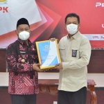 Bupati Gus Yani ketika menyerahkan LKPD kepada BPK Jawa Timur. foto: SYUHUD/ BANGSAONLINE
