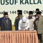Gubernur Jawa Timur Khofifah Indar Parawansa saat mendampingi Wakil Presiden Jusuf Kalla (JK) meresmikan Gedung Pusat Studi Ekonomi Islam Universitas Darussalam (UNIDA) Gontor dan Menara Baru Masjid Jami