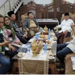 Ketua DPP PDI Perjuangan Mindo Sianipar dan Ketua DPC PDI Perjuangan Mojokerto Ahmad Anwar saat silaturahim dengan Prof Dr KH Asep Saifuddin Challim di kediamannya di Pondok Pesantren Amanatul Ummah Pacet Mojokerto, Senin (22/4/2024) tadi malam. Foto: MMA/bangsaonline