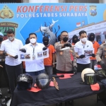 Kapolrestabes Surabaya Kombes Pol Akhmad Yusep Gunawan bersama jajaran menunjukkan barang bukti berupa sajam yang digunakan pelaku untuk menusuk korban.
