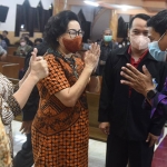 Wali Kota Kediri, Abdullah Abu Bakar, saat memberi salam kepada jemaah Gereja Getsemani. Foto: Ist