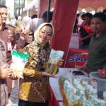 Kajari Gresik, Yanuar Utomo (kiri), saat meninjau pasar murah. Foto: Ist.