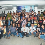 Kapolres Mojokerto Kota bersama awak media dan Netizen. (foto: Soffan/ BANGSAONLINE) 