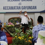 Wali Kota Surabaya Eri saat memberikan pengarahan kepada lurah dan camat di wilayah Surabaya Selatan, di Kantor Kecamatan Gayungan, Rabu (17/3/21).