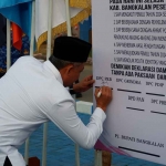 Ketua DPC PKB Bangkalan, Syafiuddin Asmoro, saat menandatangani pemilu damai.