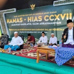 Prof Dr KH Asep Saifuddin Chalim, MA, ketika menyampaikan mau’idzah hasanah dalam acara Haul KH Ali Mas’ud yang diikuti ribuan wali santri dan alumni Pondok Pesantren Raudlatul Ulum Ar-Rahmaniyah di Pramian Taman Sreseh Sampang Madura, Ahad (29/6/2025). Foto: MMA/bangsaonline