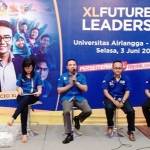 ?VP Corporate Communication XL Turina Farouk, Direktur Service Management XL Ongki Kurniawan, Facilitator XL Future Leader Cipto dan peserta XL Future Leader Batch 1 Gwyn saat talkshow di Universitas Airlangga Surabaya. foto:nisa/BANGSAONLINE