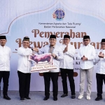 Wamen ATR/BPN ketika menyerahkan hewan kurban secara simbolis saat Idul Adha 1446 H.
