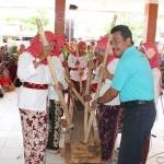 Wabup, Moh.Qosim ketika hadiri festival dhungkah di pulau Bawean. (ft-syuhud/BANGSAONLINE)