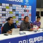 Pelatih Persik Kediri, Ong Kim Swee (tengah) saat menggelar konferensi pers. (Ist)