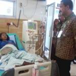 Bupati Ponorogo Ipong Muchlissoni menjenguk seorang pasien cuci darah, di RSUD dr Harjono, Ponorogo, usai melantik Plt Direktur, kemarin. 