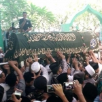 Ribuan pelayat berebutan ingin mengangkat keranda yang membawa jenazah almarhum ke tempat pemakaman. 