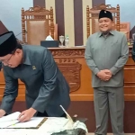 Ketua DPRD Kabupaten Pasuruan, Sudiono Fauzan, saat menandatangani Raperda APBD TA 2024.