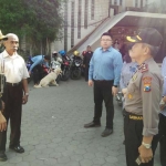 Kapolres Mojokerto Kota saat melakukan pemeriksaan penjagaan Gereja. Foto: SOFFAN/BANGSAONLINE