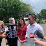 CLEAR. Setelah mendapat kritik dari berbagai pihak, termasukDewan rs, akhirnya Kepala Biro Pers, Protokol, dan Media Setpres Yusuf Permana mengaku menyesal telah mencabut ID milik reporter CNN Indoneisa Diana Valncia. Tampak mereka usai berdiskusi dengan Pemred CNN TV dan wartawan CNN Diana Valencia di Istana, Jakarta, Senin (29/9/2025). Foto: KOMPAS.com/ADHYASTA DIRGANTARA

