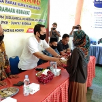 Bupati Nganjuk, H. Novi Rahman Hidayat saat memberikan hadiah bagi yang bisa menjawab pertanyaan. (foto: BAMBANG DJ/ BANGSAONLINE)