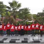 Aktivis Komunitas Kretek menggelar aksi menolak peringatan Hari Tanpa Tembakau di depan KBS. Foto: DIDI R/BANGSAONLINE