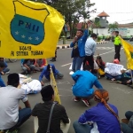 Pendemo ditemui Bupati Tuban.