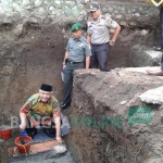 Wabup Malang H. M. Sanusi saat meletakkan batu pertama pembangunan tersebut didampingi Kapolres Malang, AKPB Yade Setiawan Ujung.