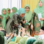 Gubernur Khofifah saat menghadiri sholawat bersama dalam rangka memperingati Isra Miraj Nabi Muhammad SAW, serta Harlah Muslimat NU di Pamekasan.