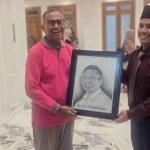 Dahlan Iskan saat menerima cindera mata dari Gus Ilyas seusai acara acara Inspirasi Nasional yang digelar Madrasah Bertaraf Internasional (MBI) Pondok Pesantren Amanatul Ummah di Masjid Raya KH Abdul Chalim Pacet Mojokerto Jawa Timur, Selasa (12/5/2026). Foto: MMA/bangsaonline