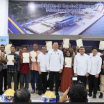 Menko IPK bersama Wamen ATR/BPN saat menyerahkan 160 sertifikat tanah kepada pemerintah daerah dan masyarakat di Sulawesi Tengah.