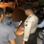 Sunarto saat diamankan oleh personel Reskrim Polsek Pegantenan di Mapolsek, kemarin.