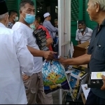 Pembagian beras, uang dan sarung serta kurma di Pondok Pesantren Amanatul Ummah Jalan Siwalankerto Wonocolo Surabaya, Selasa (11/5/2021). foto: mma/ bangsaonline.com