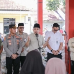 Bupati Jember saat memberi sambutan ketika distribusi bantuan beras di kawasan Mangli.