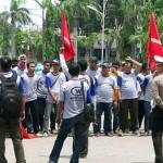 Buruh di Gresik ketika demo menuntut hak. foto: syuhud/ BANGSAONLINE