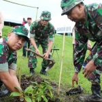 Dandim Malang saat penanaman pohon.