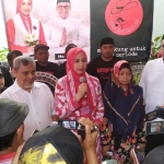 Bupati Faida memberikan keterangan usai deklarasi maju Pilbup Jember 2020 melalui jalur independen didampingi bacawabupnya, Dwi Arya Nugraha Oktavianto (kanan baju putih).