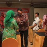 Plt. Wali Kota Pasuruan Raharto Teno Prasetyo menyalami peserta usai pembukaan.