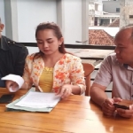 Yunita Rafika Sari, S.H. bersama Tim Kuasa Hukum Agus Salim, saat memberi keterangan kepada Wartawan. foto: Muji Harjita/ BANGSAONLINE