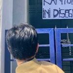 Kondisi pintu Kantor DPD Nasdem Pamekasan yang disegel. Foto: Kompas.com