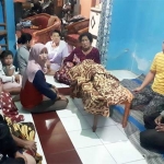 Korban saat disemayamkan di rumah duka.