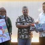 Wali Kota Kediri, Abdullah Abu Bakar (kanan), saat menerima hasil studio perancangan kota dan transportasi dari Universitas Brawijaya Malang. Foto: Ist